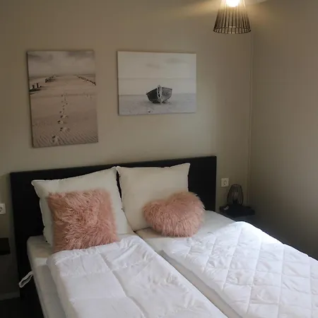 With Pond View In Gelderland シャレー