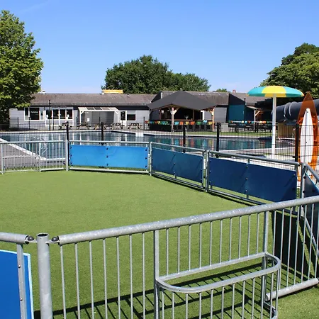 シャレー With Pond View In Gelderland Lathum