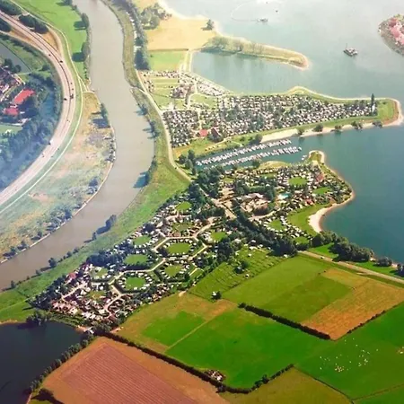 With Pond View In Gelderland シャレー *